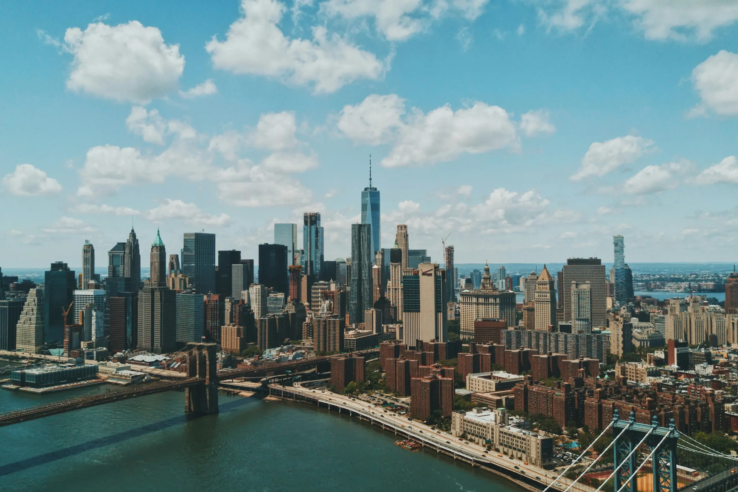 The E-2 visa is a temporary visa and does not grant permanent residency (a Green Card). However, its advantage is that it can be extended multiple times. Obtaining a Green Card is a longer process, but the E-2 visa allows the holder to live and work in the United States flexibly.